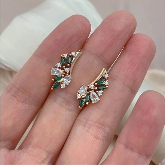 ⭐️ Unique Green Zircon Leaf Shape Earrings - Picture 2 of 10